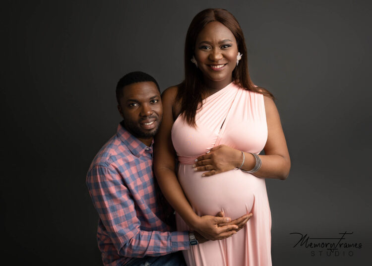 beautiful pose for maternity photoshoot, couple posed for maternity photoshoot.