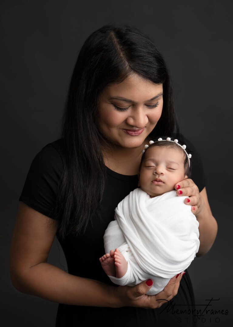 mother daughter photo taken in kitchener newborn photoshoot, ktichener newborn photography